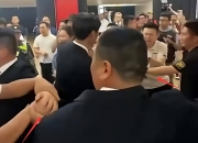 裁判决策引发球迷热议，比赛风波不断